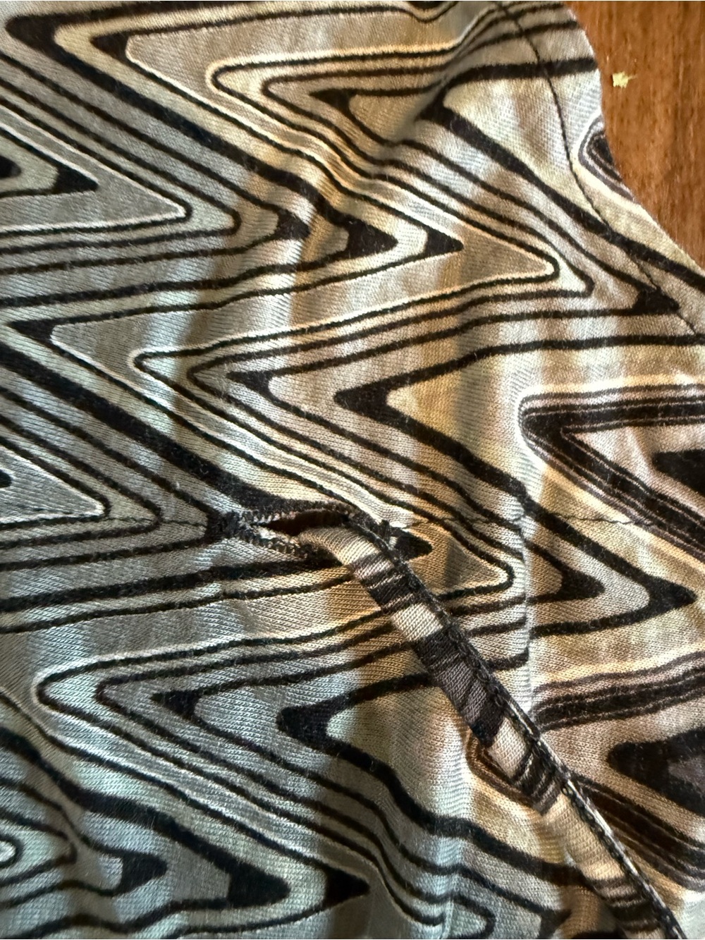 Express Black & White One-Shoulder Zigzag Top - Picture 3 of 6